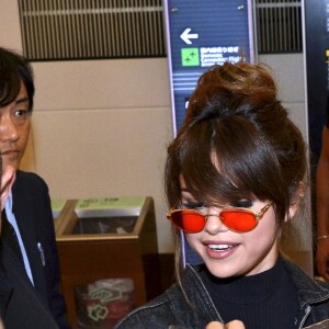 Selena Gomez arrive à l'aéroport de Tokyo, le 1er août 2016.