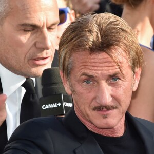 Sean Penn à la montée des marches du film "The Last Face" lors du 69ème Festival International du Film de Cannes le 20 mai 2016