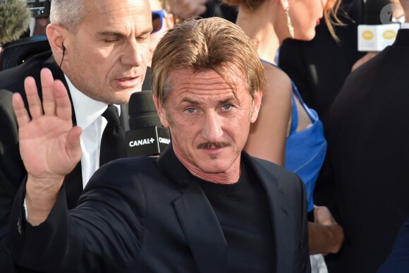 Sean Penn à la montée des marches du film "The Last Face" lors du 69ème Festival International du Film de Cannes le 20 mai 2016