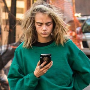 Cara Delevingne, vêtue d'un jogging vert, se balade dans la rue après avoir rendu visite à son amie Taylor Swift à New York, le 10 octobre 2016