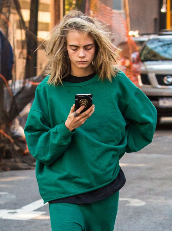 Cara Delevingne, vêtue d'un jogging vert, se balade dans la rue après avoir rendu visite à son amie Taylor Swift à New York, le 10 octobre 2016