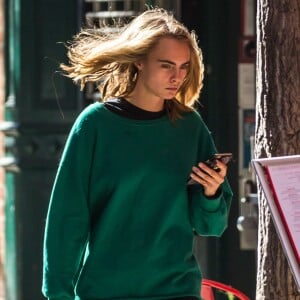 Cara Delevingne, vêtue d'un jogging vert, se balade dans la rue après avoir rendu visite à son amie Taylor Swift à New York, le 10 octobre 2016