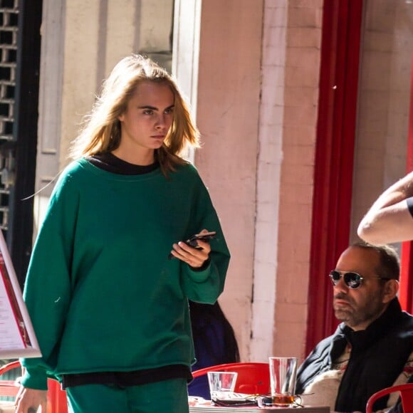 Cara Delevingne, vêtue d'un jogging vert, se balade dans la rue après avoir rendu visite à son amie Taylor Swift à New York, le 10 octobre 2016