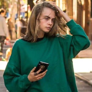 Cara Delevingne, vêtue d'un jogging vert, se balade dans la rue après avoir rendu visite à son amie Taylor Swift à New York, le 10 octobre 2016