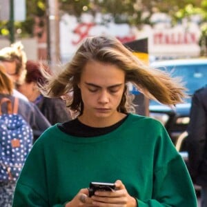 Cara Delevingne, vêtue d'un jogging vert, se balade dans la rue après avoir rendu visite à son amie Taylor Swift à New York, le 10 octobre 2016