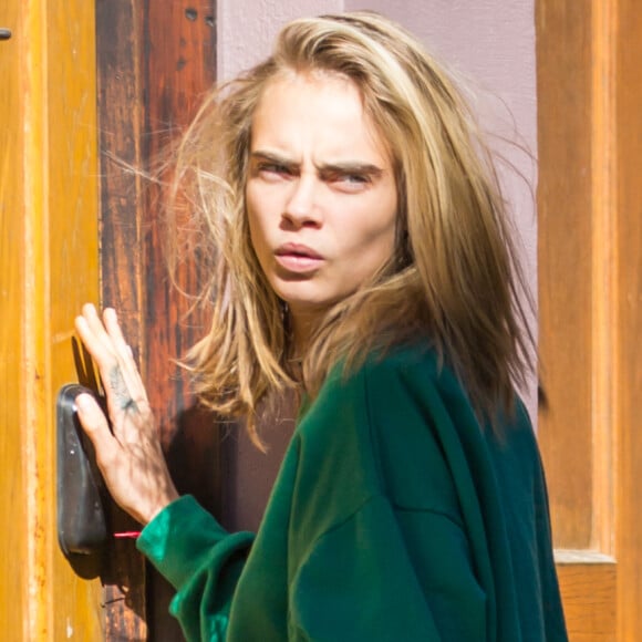 Cara Delevingne, vêtue d'un jogging vert, se balade dans la rue après avoir rendu visite à son amie Taylor Swift à New York, le 10 octobre 2016