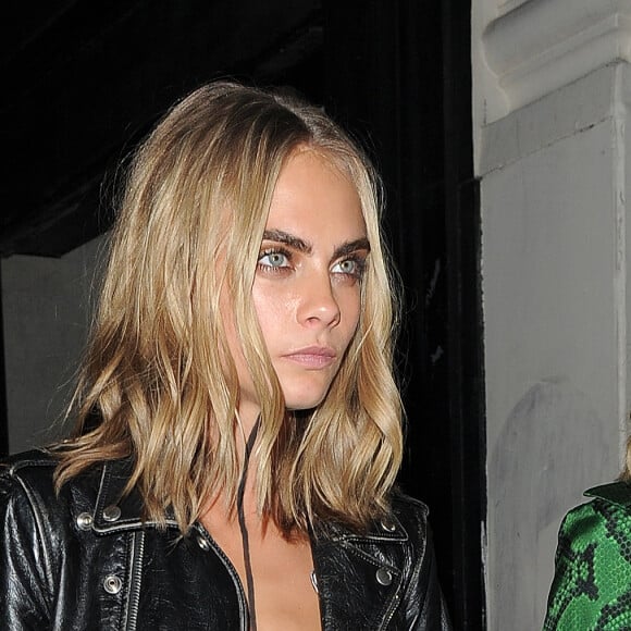 Cara Delevingne arrive au défilé "Burberry" lors de la fashion week de Londres, Royaume Uni, le 19 septembre 2016.