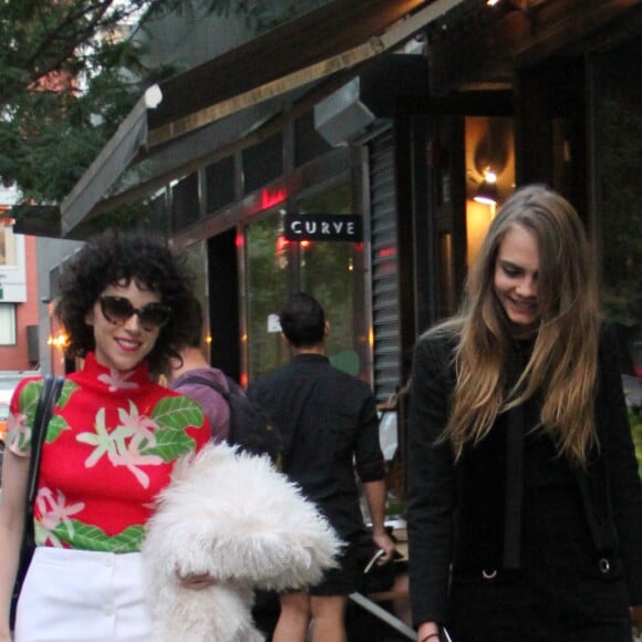 Cara Delevingne et Annie Clark (St. Vincent) vont déjeuner à New York le 28 septembre 2015.