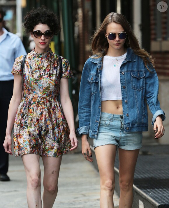Cara Delevingne et Annie Clark (St. Vincent) se promènent dans les rues de New York, le 28 septembre 2015.