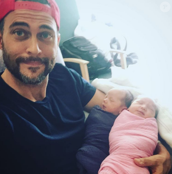 L'acteur Cheyenne Jackson a posté d'adorables photos de ses bébés sur Instagram. Octobre 2016.
