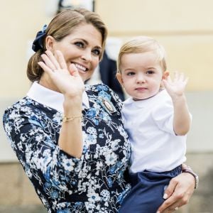 La princesse Madeleine de Suède avec son fils le prince Nicolas dans les bras lors du baptême du prince Alexander de Suède au palais Drottningholm à Stockholm le 9 septembre 2016.