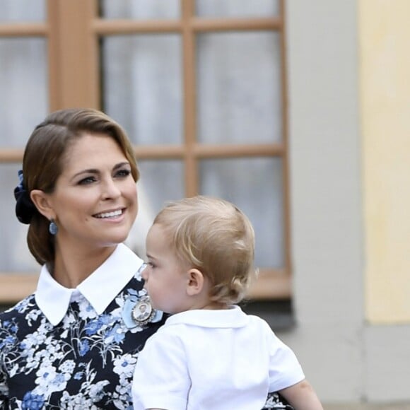 La princesse Madeleine de Suède avec son fils le prince Nicolas dans les bras et son mari Christopher O'Neill portant leur fille la princesse Leonore lors du baptême du prince Alexander de Suède au palais Drottningholm à Stockholm le 9 septembre 2016.