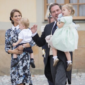 La princesse Madeleine de Suède avec son fils le prince Nicolas dans les bras et son mari Christopher O'Neill portant leur fille la princesse Leonore lors du baptême du prince Alexander de Suède au palais Drottningholm à Stockholm le 9 septembre 2016.