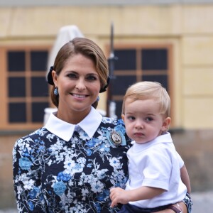 La princesse Madeleine de Suède avec son fils le prince Nicolas dans les bras lors du baptême du prince Alexander de Suède au palais Drottningholm à Stockholm le 9 septembre 2016.