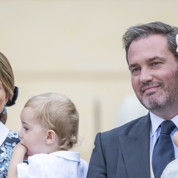 La princesse Madeleine de Suède avec son fils le prince Nicolas dans les bras et son mari Christopher O'Neill portant leur fille la princesse Leonore lors du baptême du prince Alexander de Suède au palais Drottningholm à Stockholm le 9 septembre 2016.