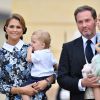La princesse Madeleine de Suède avec son fils le prince Nicolas dans les bras et son mari Christopher O'Neill portant leur fille la princesse Leonore lors du baptême du prince Alexander de Suède au palais Drottningholm à Stockholm le 9 septembre 2016.