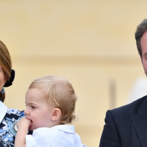 La princesse Madeleine de Suède avec son fils le prince Nicolas dans les bras et son mari Christopher O'Neill portant leur fille la princesse Leonore lors du baptême du prince Alexander de Suède au palais Drottningholm à Stockholm le 9 septembre 2016.