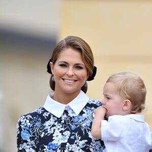 La princesse Madeleine de Suède avec son fils le prince Nicolas dans les bras lors du baptême du prince Alexander de Suède au palais Drottningholm à Stockholm le 9 septembre 2016.