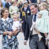 La princesse Madeleine de Suède avec son fils le prince Nicolas dans les bras et son mari Christopher O'Neill portant leur fille la princesse Leonore lors du baptême du prince Alexander de Suède au palais Drottningholm à Stockholm le 9 septembre 2016.