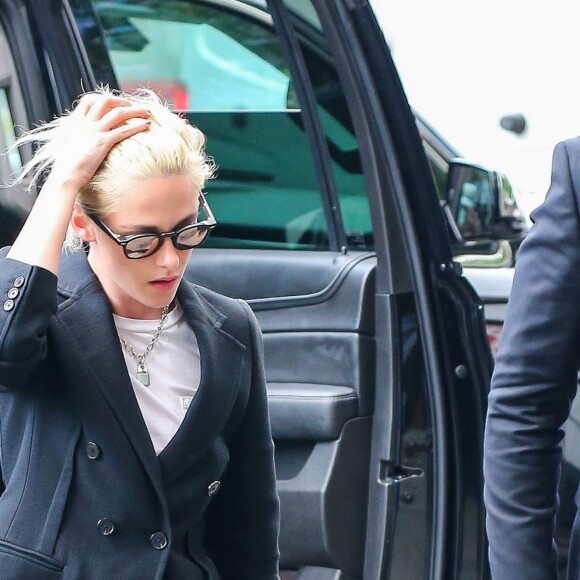 Kristen Stewart se balade en short très court et veste de blazer longue dans les rues de New York, le 3 octobre 2016