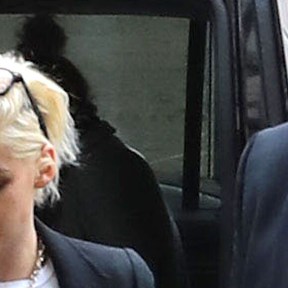 Kristen Stewart se balade en short très court et veste de blazer longue dans les rues de New York, le 3 octobre 2016