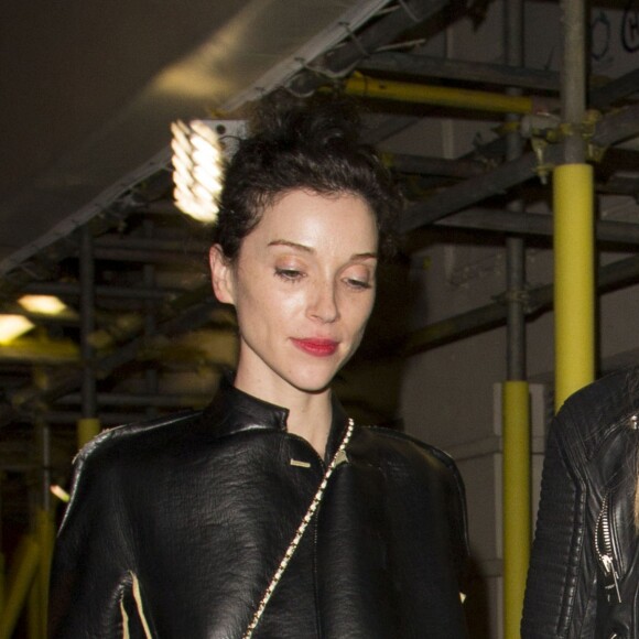 Cara Delevingne et son ex-petite amie Annie Clark (St. Vincent) se rendent à la boîte de nuit "Scala" à Londres, le 16 décembre 2015.