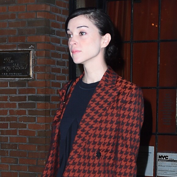 Kristen Stewart et St. Vincent quittant leur hôtel à New York le 3 octobre 2016