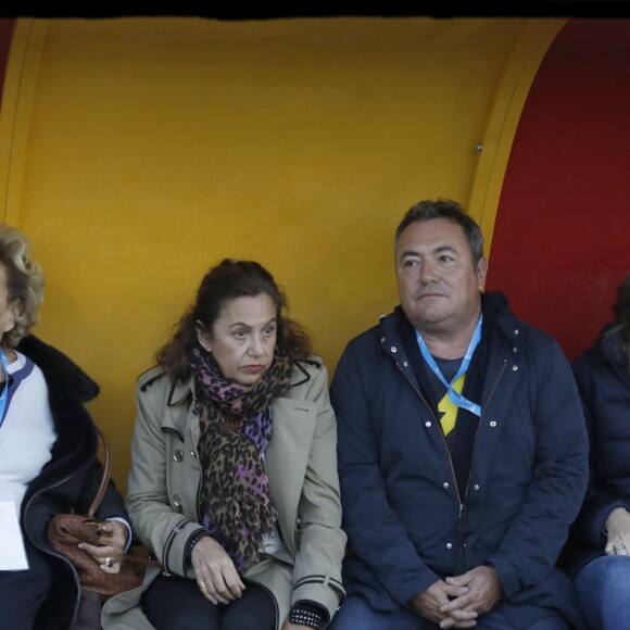 Exclusif - Prix spécial - Jacques Vendroux, Bernadette Chirac, Anne Barrère, Fabien Onteniente, Danuta Pieter - Match de football caritatif organisé par le Variétés Club de France au profit de l'association "+ de Vie" présidée par Bernadette Chirac et de l’association "Urma" présidée par Laurent Blanc au stade Jean-Louis David à Mantes-la-Jolie le 11 octobre 2016. C’est la première sortie officielle de Bernadette Chirac depuis l’hospitalisation de son mari Jacques Chirac et de sa propre hospitalisation. © Alain Guizard/Bestimage (no web - No Blog pour suisse et Belgique)11/10/2016 - Mantes la Jolie