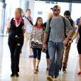 Exclusif - Hugh Jackman, sa femme Deborra-Lee Furness arrivent à l'aéroport de Sydney avec leurs enfants Oscar et Ava, le 25 mars 2016.
