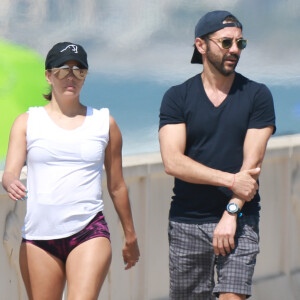 Exclusif -  Eva Longoria et son mari Jose Baston se promènent le long de la plage à Malibu. Le 28 août 2016 © CPA / Bestimage