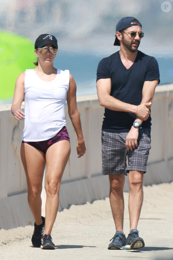 Exclusif -  Eva Longoria et son mari Jose Baston se promènent le long de la plage à Malibu. Le 28 août 2016 © CPA / Bestimage