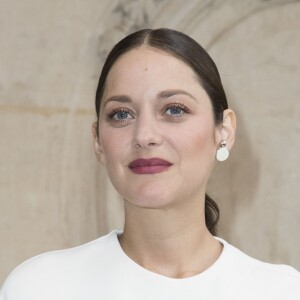 Marion Cotillard au défilé de mode "Christian Dior", collection prêt-à-porter Printemps-Eté 2017 à Paris, le 30 septembre 2016.