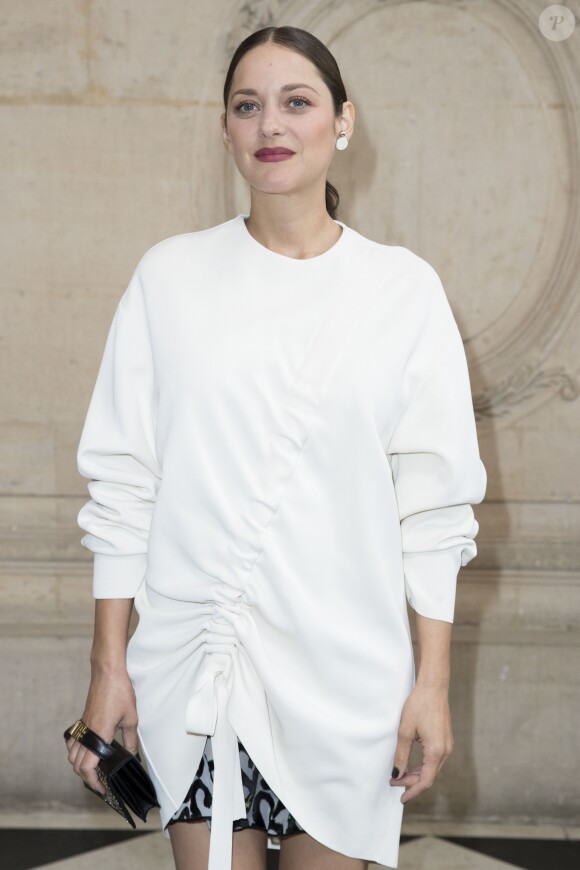 Marion Cotillard au défilé de mode "Christian Dior", collection prêt-à-porter Printemps-Eté 2017 à Paris, le 30 septembre 2016.
