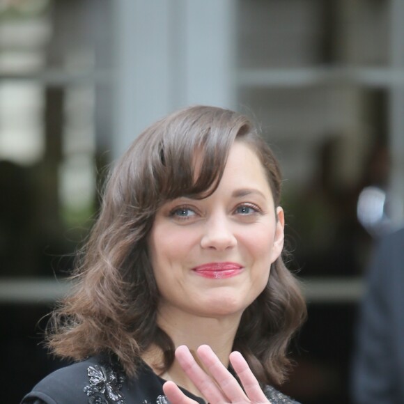 Marion Cotillard au défilé de mode Haute-Couture automne-hiver 2016/2017 "Christian Dior" à Paris, le 4 juillet 2016.