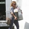 Exclusif - Hilary Duff emmène des cartons pour une fête à la salle de gym où l'attend son petit-ami Jason Walsh à Los Angeles le 10 octobre 2016