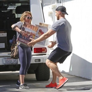 Exclusif - Hilary Duff emmène des cartons pour une fête à la salle de gym où l'attend son petit-ami Jason Walsh à Los Angeles le 10 octobre 2016