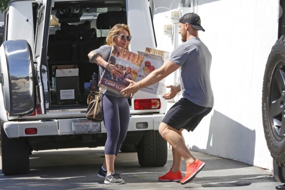 Exclusif - Hilary Duff emmène des cartons pour une fête à la salle de gym où l'attend son petit-ami Jason Walsh à Los Angeles le 10 octobre 2016