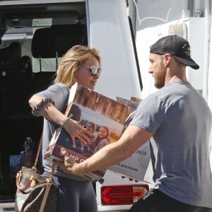 Exclusif - Hilary Duff emmène des cartons pour une fête à la salle de gym où l'attend son petit-ami Jason Walsh à Los Angeles le 10 octobre 2016