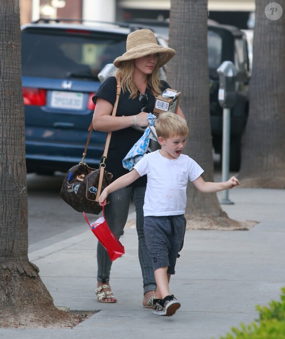 Hilary Duff, un petit Yorkshire Terrier dans les bras, sort de chez des amis avec son fils Luca à West Hollywood, le 9 octobre 2016
