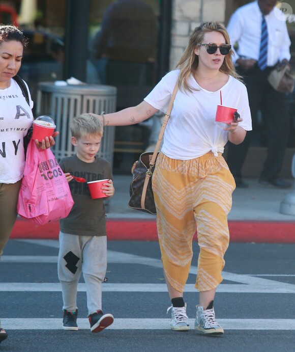 Exclusif - Hilary Duff et son fils Luca Comrie sont allés manger une glace à Beverly Hills le 8 octobre 2016