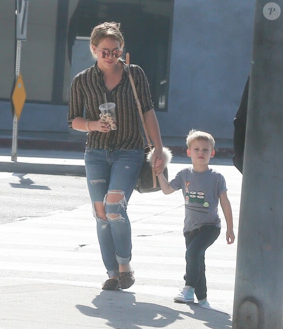Exclusif - Hilary Duff se promène avec son fils Luca dans les rues de West Hollywood, le 2 octobre 2016