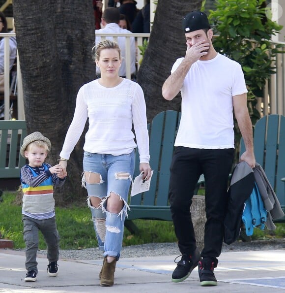 Hilary Duff et son mari Mike Comrie, dont elle est séparée, se promènent avec leur fils Luca à West Hollywood, le 23 novembre 2014.