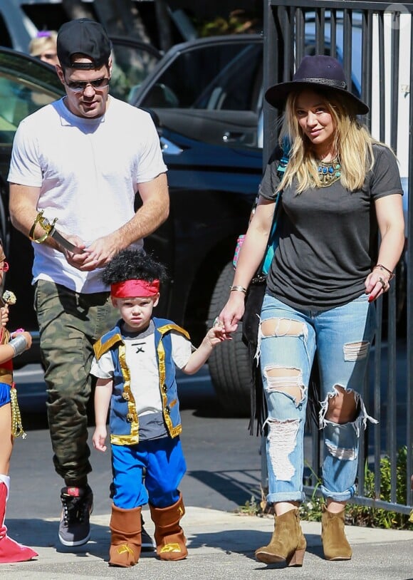 Hilary Duff et Mike Comrie accompagnent leur fils Luca à une fête d' Halloween à Studio City Los Angeles, le 18 Octobre 2014