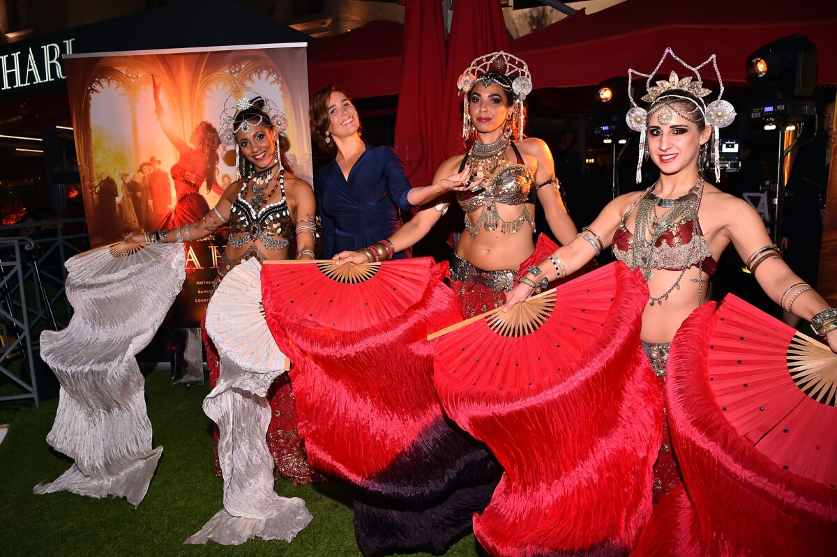 Photo Vahina Giocante Avec Des Danseuses Soirée De Lancement De La Série Mata Hari