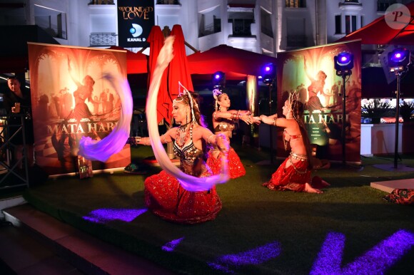 Des danseuses rendent hommage à Mata Hari - Soirée de lancement de la série "Mata Hari" produite par Star Media en partenariat avec Channel One Russia et Inter Ukraine, au MIPCOM 2016 à Cannes le 16 octobre 2016. © Bruno Bebert/Bestimage
