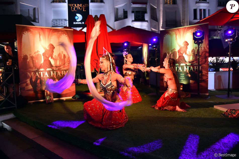 Des danseuses rendent hommage à Mata Hari - Soirée de lancement de la série &quot;Mata Hari&quot; produite par Star Media en partenariat avec Channel One Russia et Inter Ukraine, au MIPCOM 2016 à Cannes le 16 octobre 2016. © Bruno Bebert/Bestimage