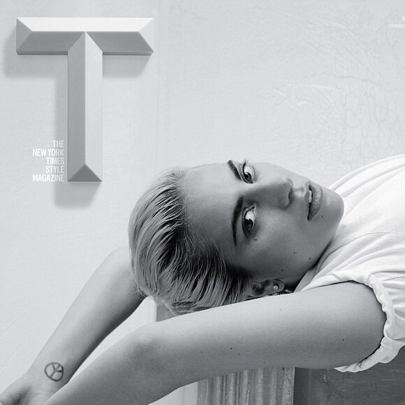 Lady Gaga pose en couverture du "New York Times Style Magazine" pour l'édition du 23 octobre 2016.