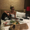 Lady Gaga en pleine composition dans sa chambre d'hôtel, à l'aise.