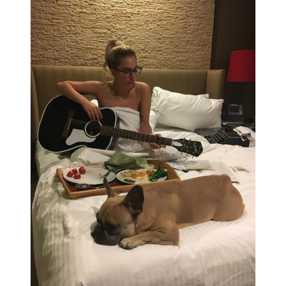 Lady Gaga en pleine composition dans sa chambre d'hôtel, à l'aise.