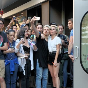 Lady Gaga pose pour ses fans à New York le 16 Novembre 2016.